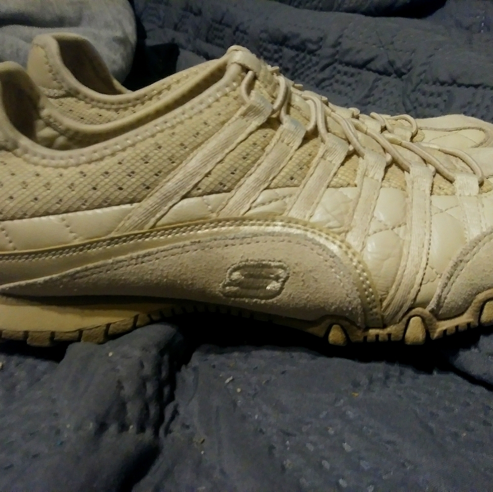 Sketchers size 7. New without box